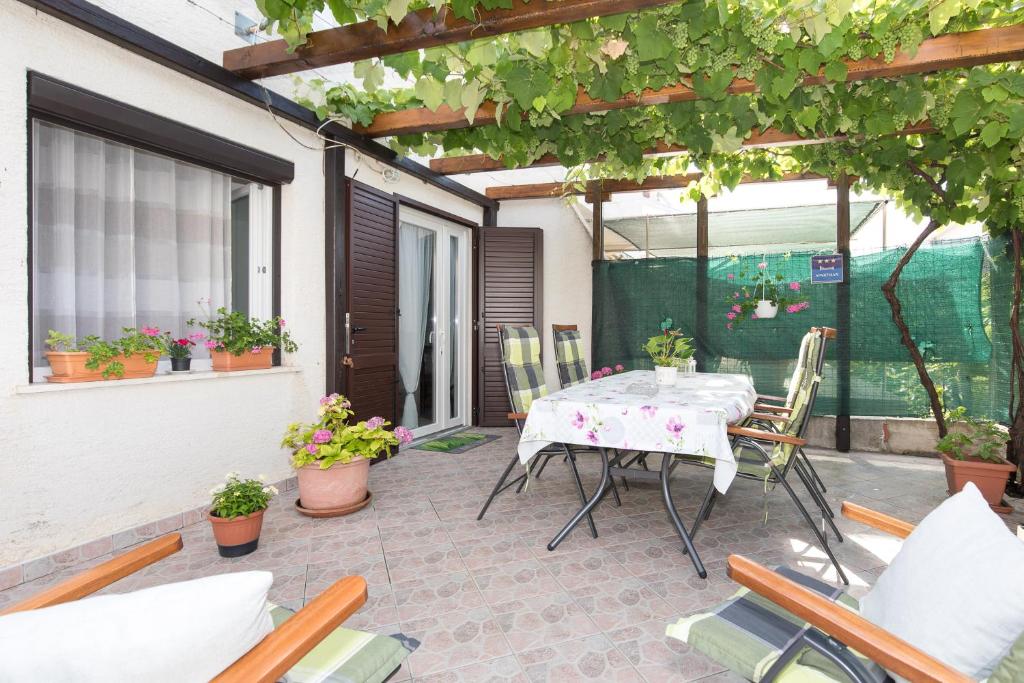 Vonkajšia záhrada v ubytovaní Apartment Katica with a spacious terrace