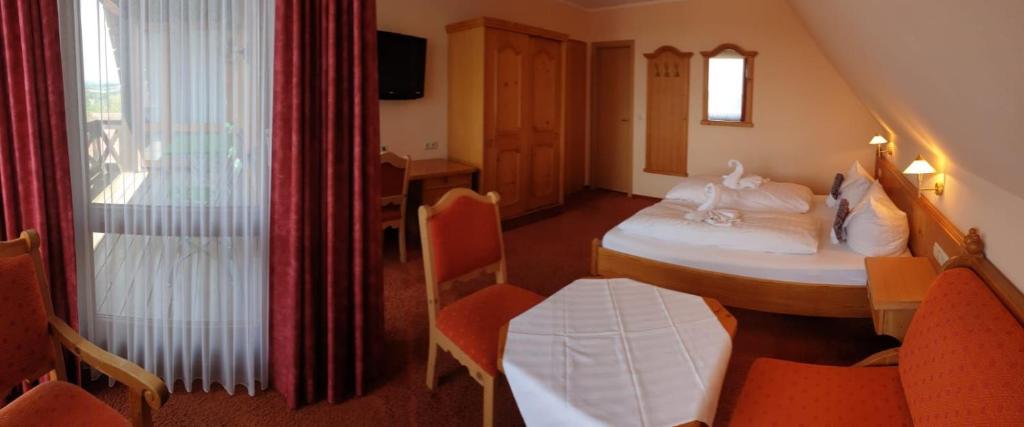 Postel nebo postele na pokoji v ubytování Hotel Igelstadt