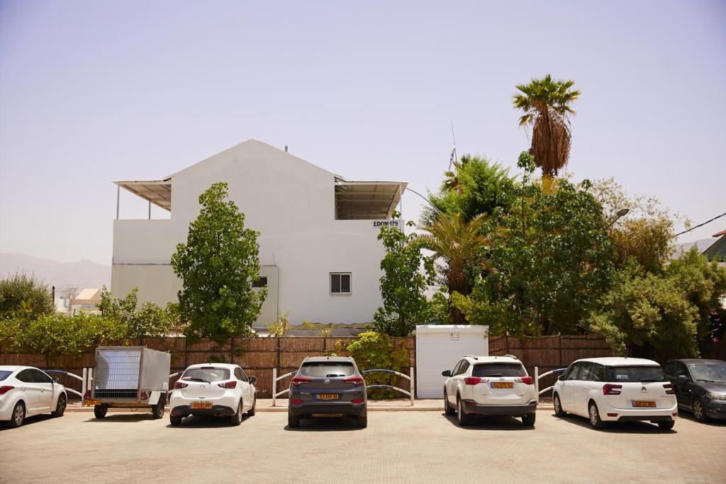 un grupo de autos estacionados en un estacionamiento en אדום 179, דירות נופש en Eilat