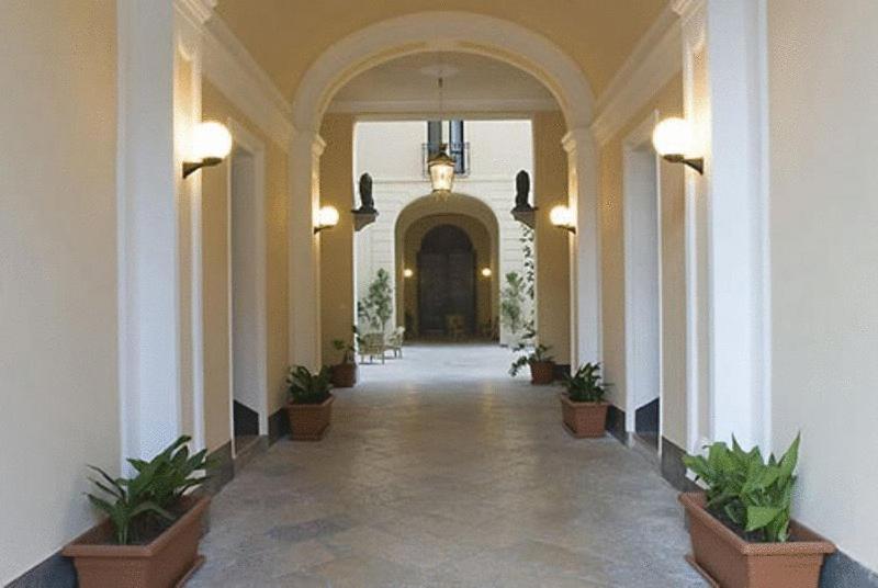 トラーパニにあるPalazzo Serraino Residenceの鉢植えのホテル廊下