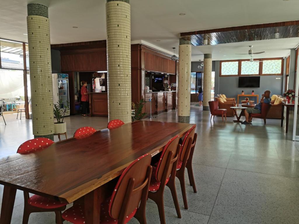 TV a/nebo společenská místnost v ubytování Subhamitra Hotel Hua Hin-SHA Certified