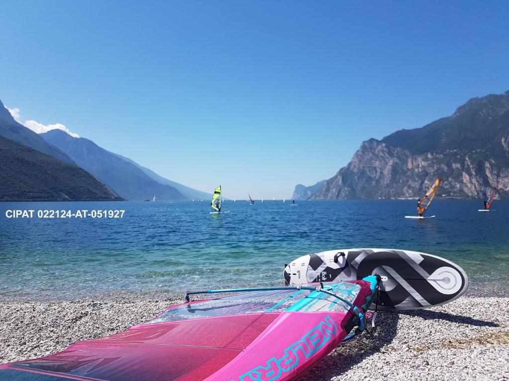 ナーゴ・トルボレにあるCasa Sandra Bertolini Alla Spiaggiaの海の上の凧
