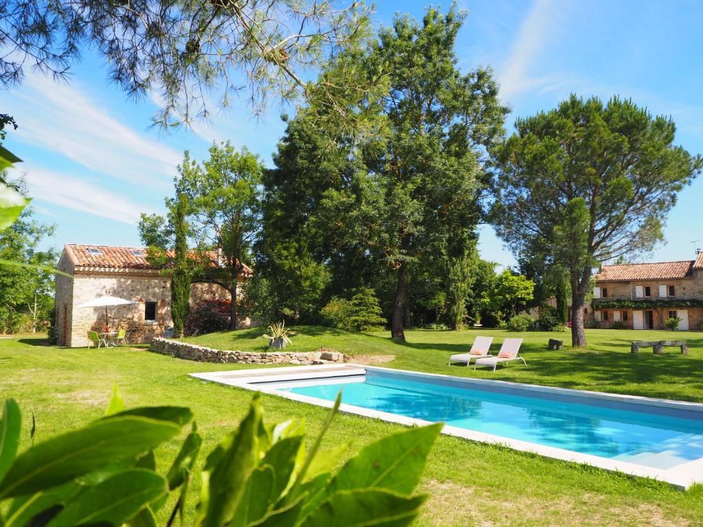 una piscina en el patio de una casa en le Fournil de l'Albenque, en Revel