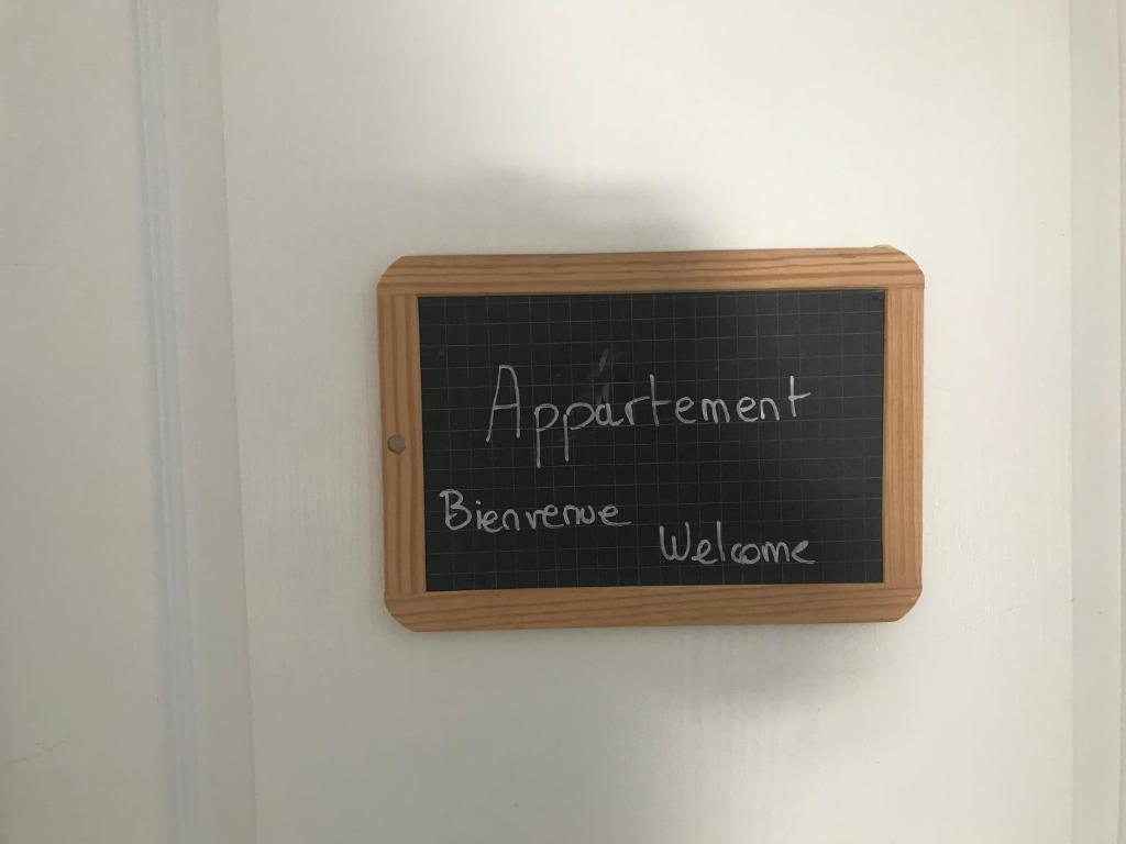 a chalkboard sign on a wall with the words agreement defend defend welcome at Gite NiLou in Amboise