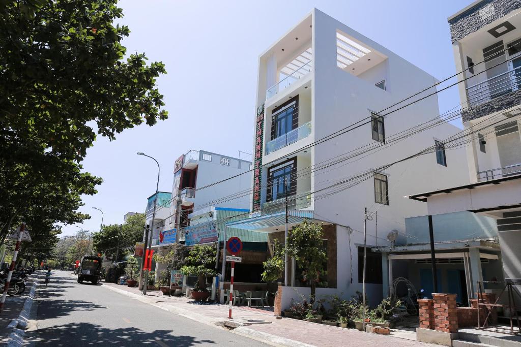 un bâtiment blanc dans une rue à côté d'un trottoir dans l'établissement Thanh Trang Hotel, à Côn Son