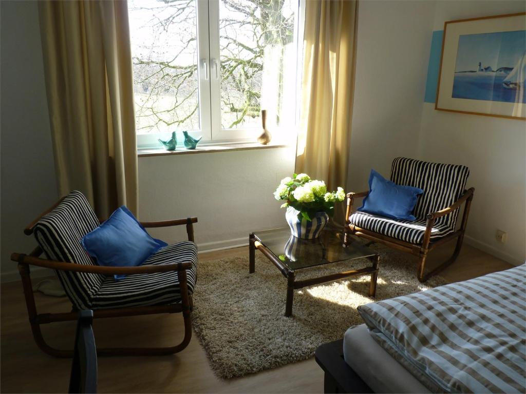 sala de estar con 2 sillas y mesa de centro en Haus Tourneur, en Lippetal