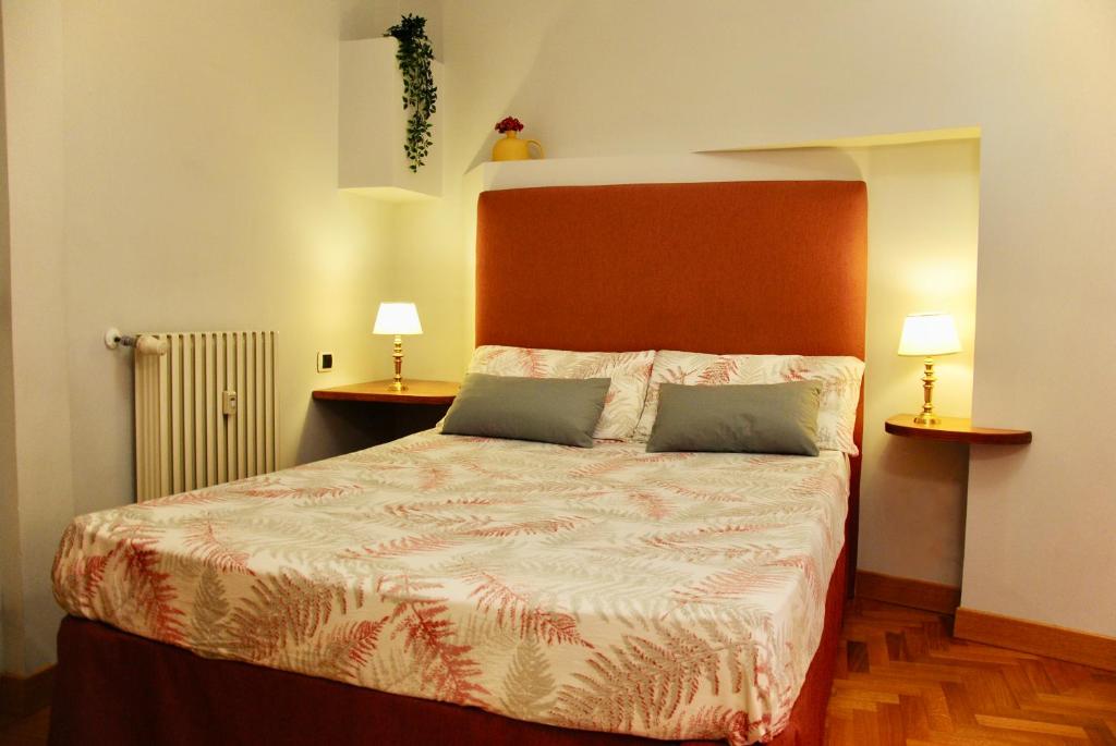 una camera con un letto con due cuscini sopra di B&B A Casa di Tiziana - Roma a Roma