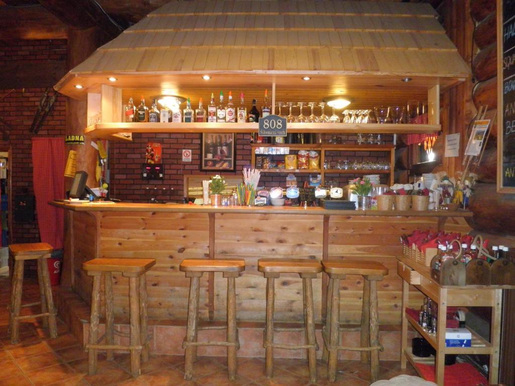 Lounge nebo bar v ubytování Sport-hotel Šibeniční vrch