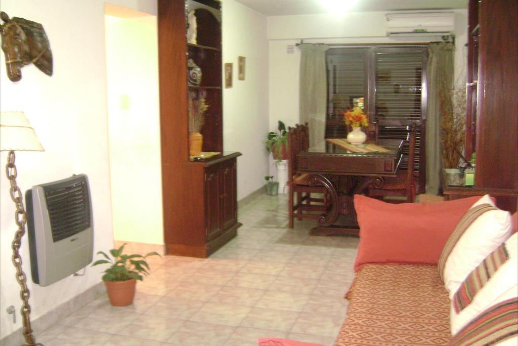 sala de estar con sofá y mesa en Departamento Mayka O'Higgins en Salta