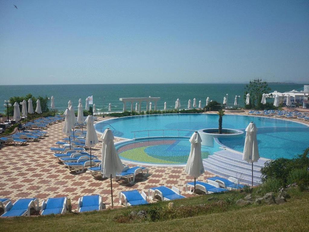 Bazén v ubytování Sineva Beach Hotel - All Inclusive nebo v jeho okolí
