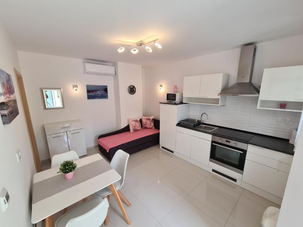 Kuchyň nebo kuchyňský kout v ubytování Apartments Jana