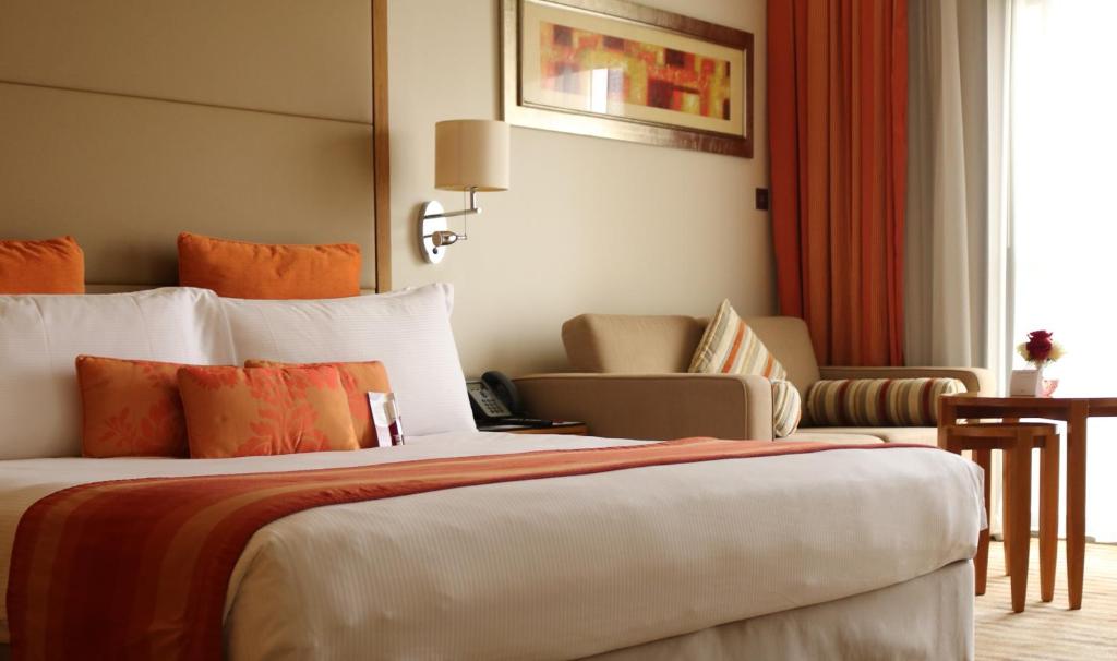 Crowne Plaza Sohar, an IHG Hotel - Room King Estándar Con Sofá Cama Y Balcón