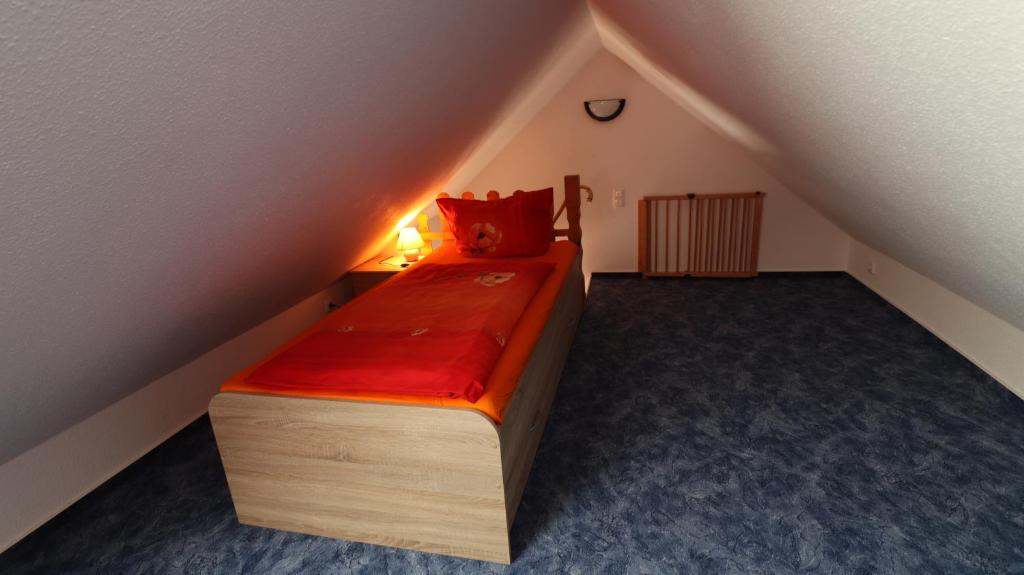 Ferienwohnungen Hering في Kleingießhübel: غرفة نوم صغيرة مع سرير في العلية