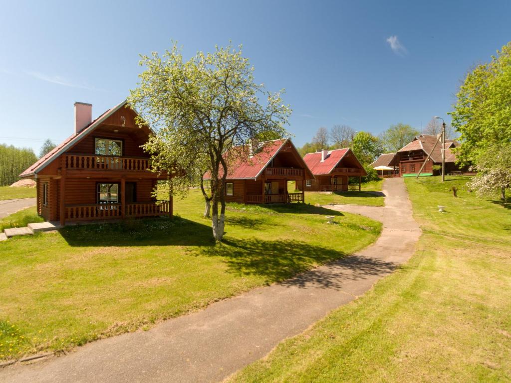 uma vista superior de uma cabina de madeira com um caminho que a conduz em AB Imeda poilsiavietė em Ignalina