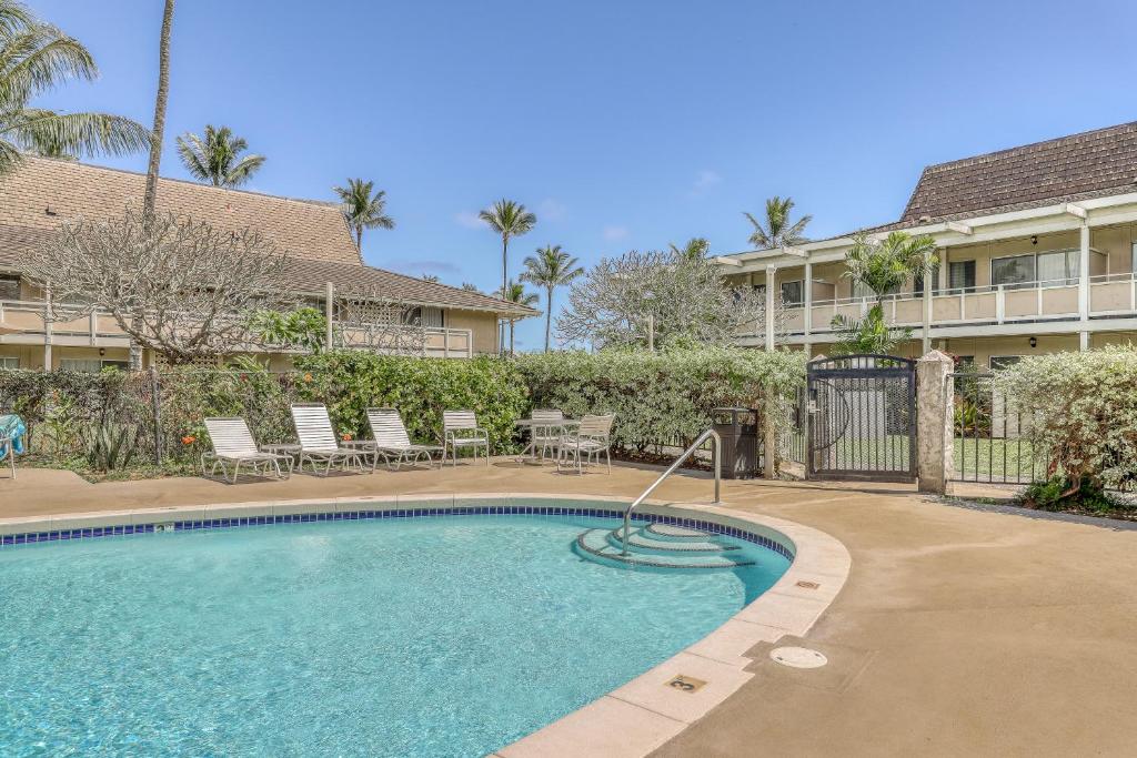 a swimming pool in front of a building at Plantation Hale in Kapaa
