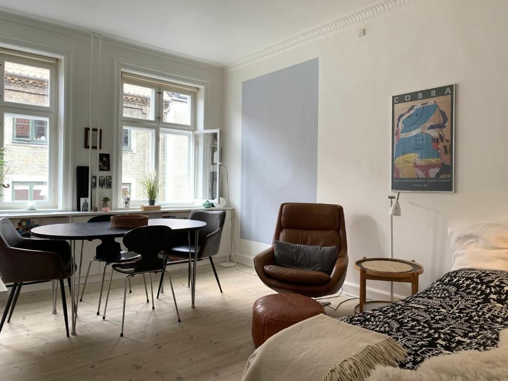 um quarto com uma cama, uma mesa e cadeiras em ApartmentInCopenhagen Apartment 308 em Copenhaga