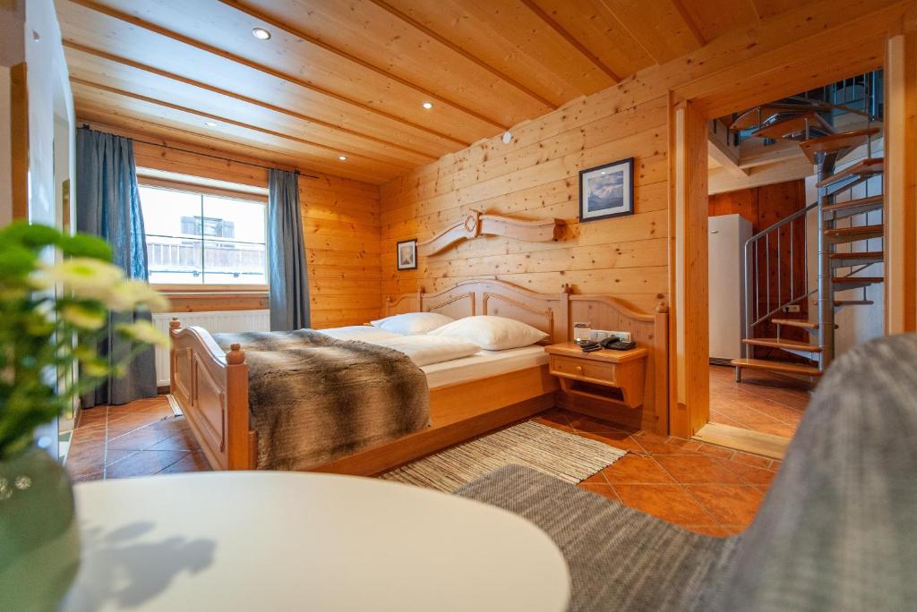 Postel nebo postele na pokoji v ubytování Quality Hosts Arlberg - Hotel Bergheim