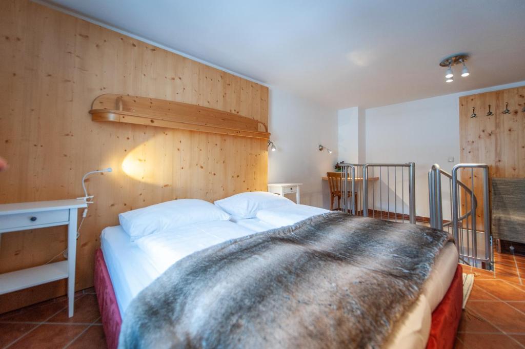 Postel nebo postele na pokoji v ubytování Quality Hosts Arlberg - Hotel Bergheim