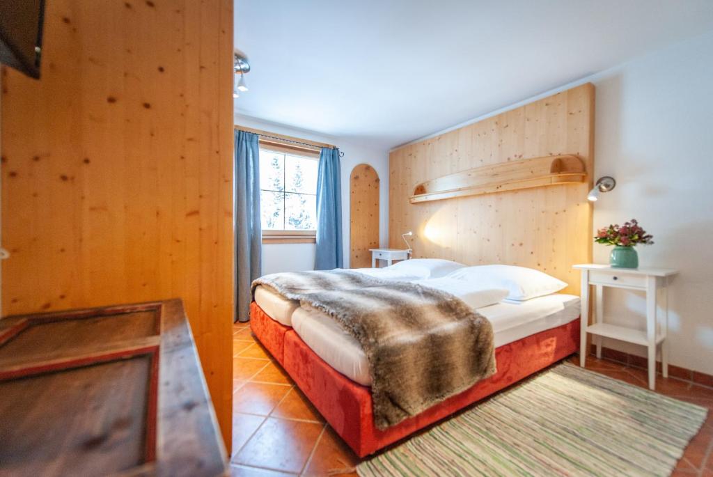 Postel nebo postele na pokoji v ubytování Quality Hosts Arlberg - Hotel Bergheim
