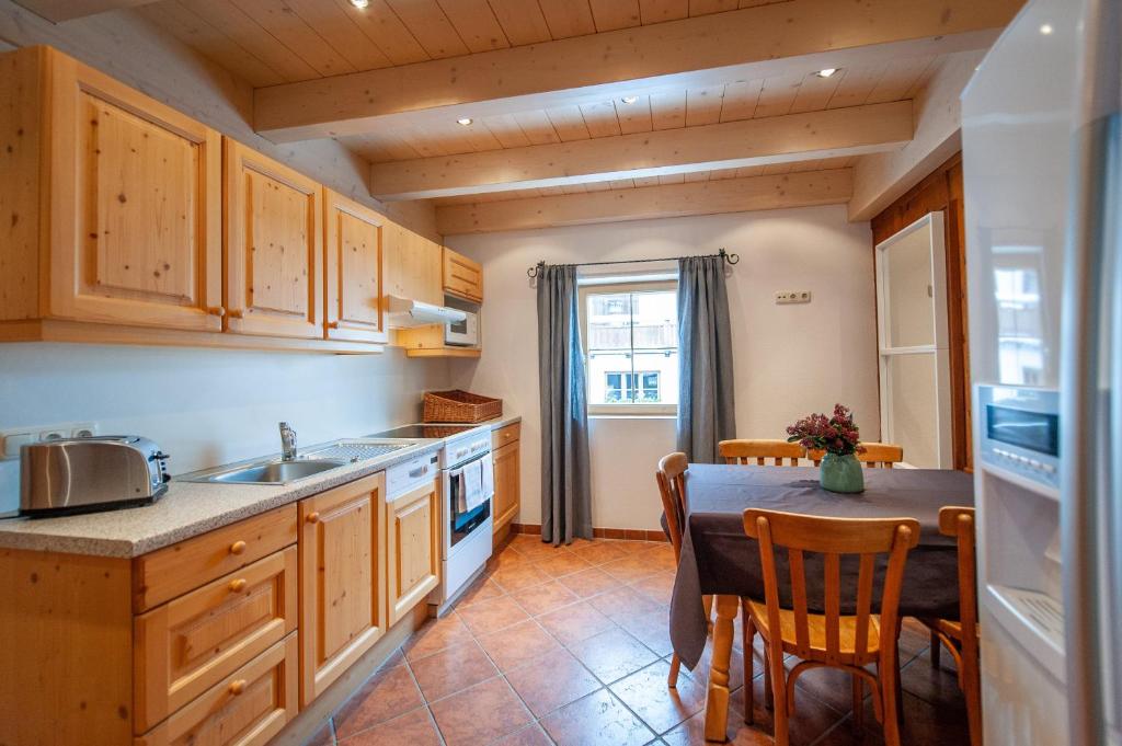 Kuchyň nebo kuchyňský kout v ubytování Quality Hosts Arlberg - Hotel Bergheim