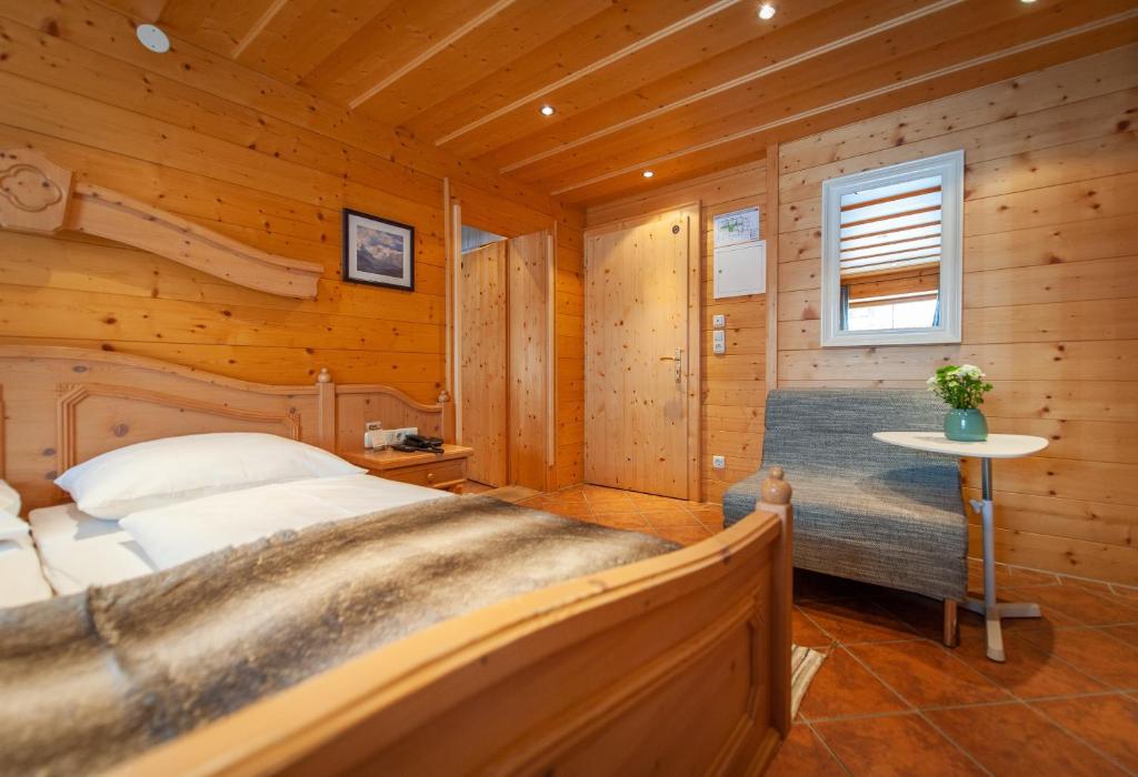 Postel nebo postele na pokoji v ubytování Quality Hosts Arlberg - Hotel Bergheim