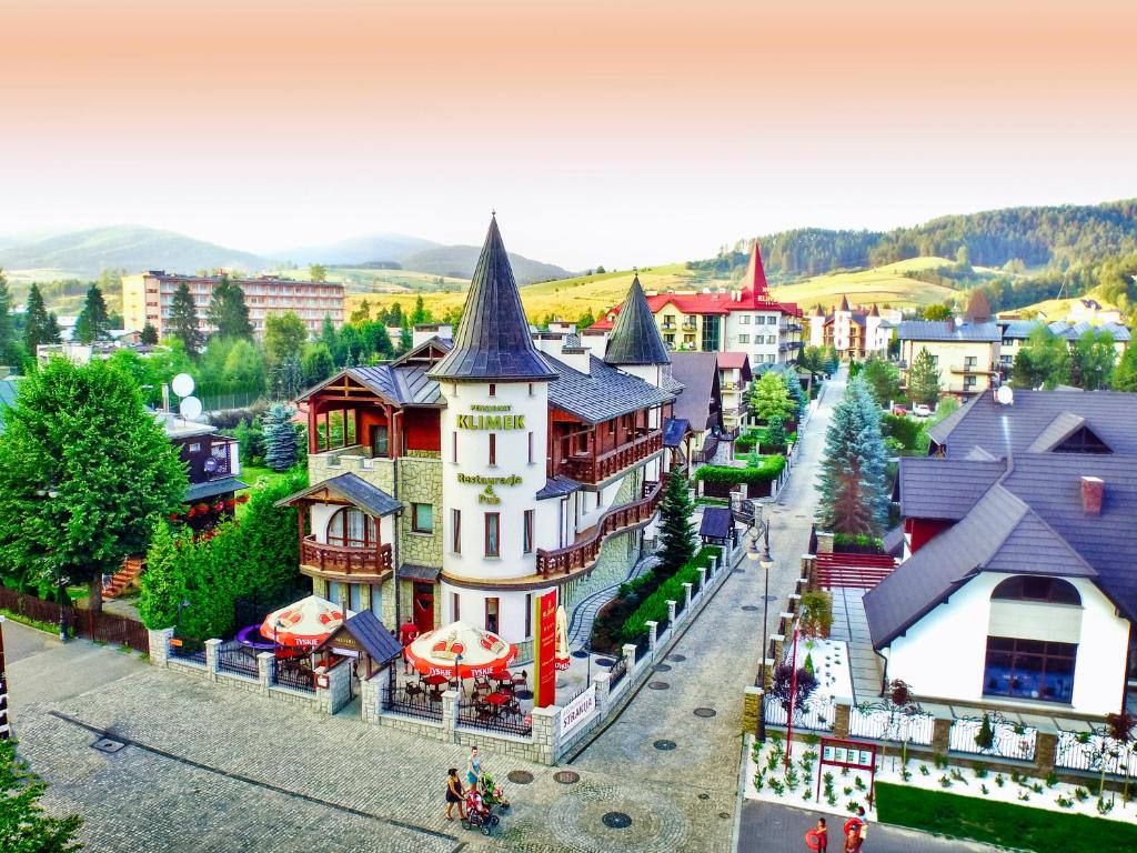 un modèle d'une petite ville avec un bâtiment dans l'établissement Pensjonat Klimek, à Muszyna