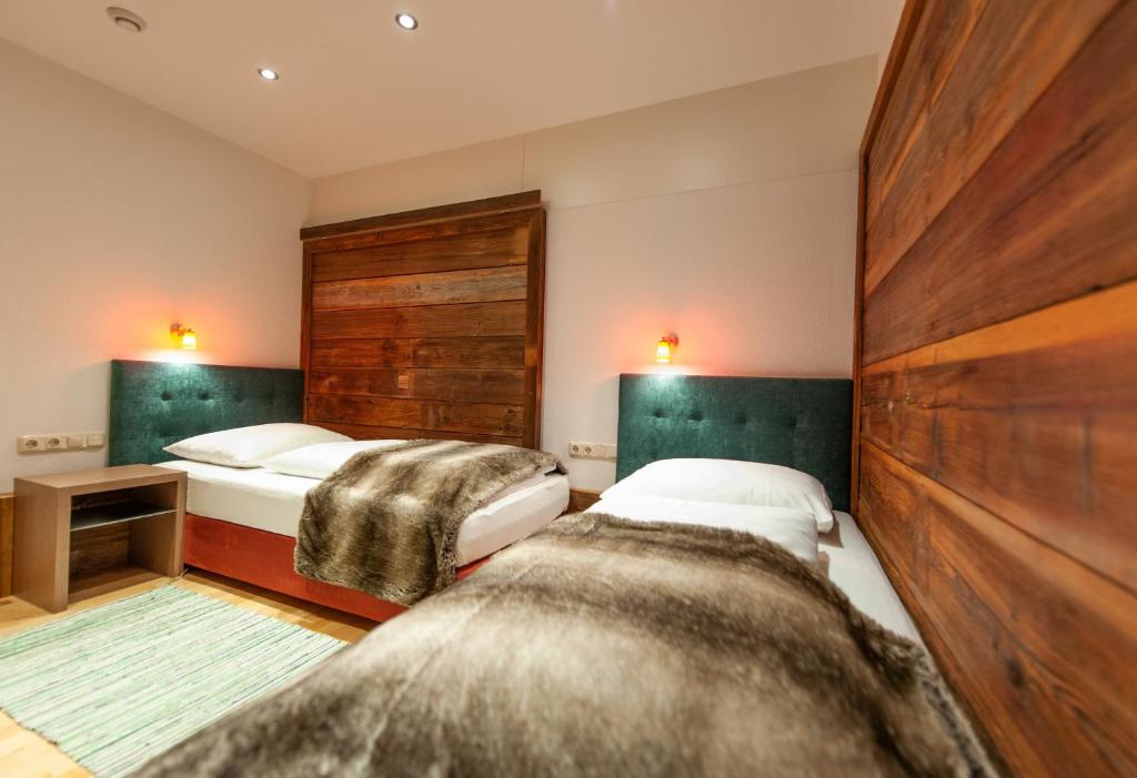 Postel nebo postele na pokoji v ubytování Quality Hosts Arlberg - Hotel Bergheim