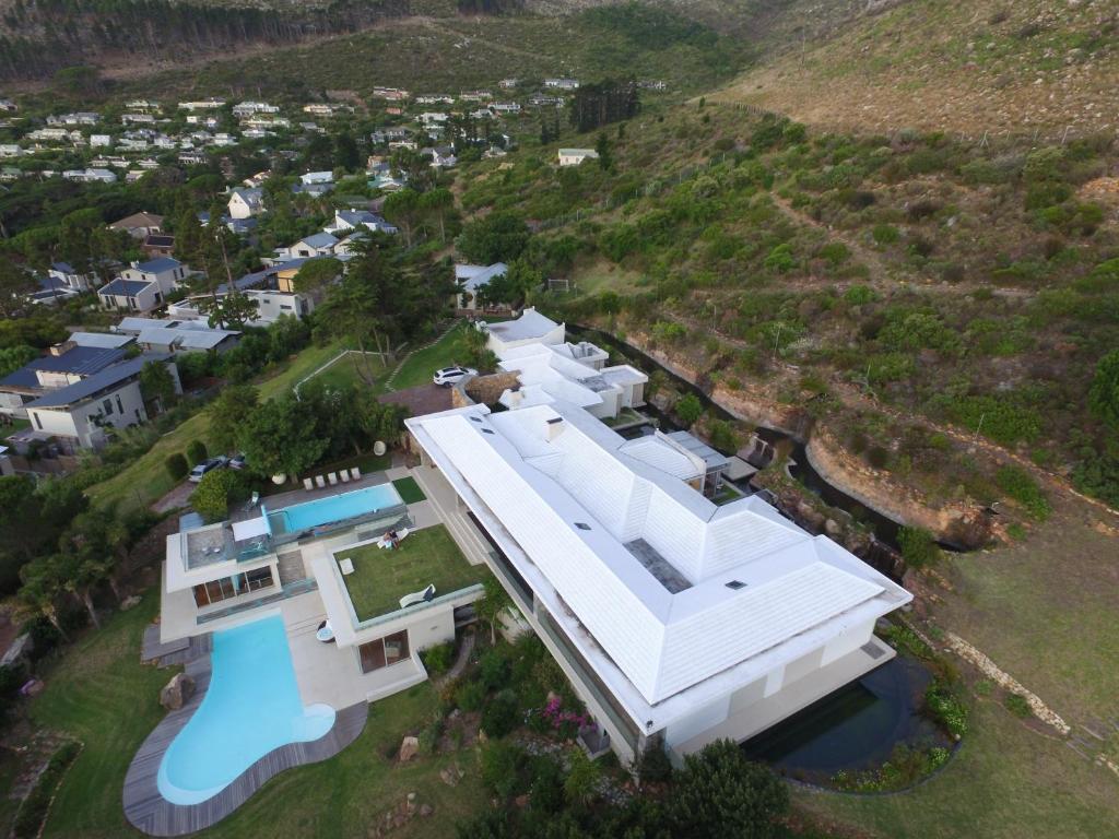 une vue aérienne d'une maison blanche avec piscine dans l'établissement Flightdeck, au Cap
