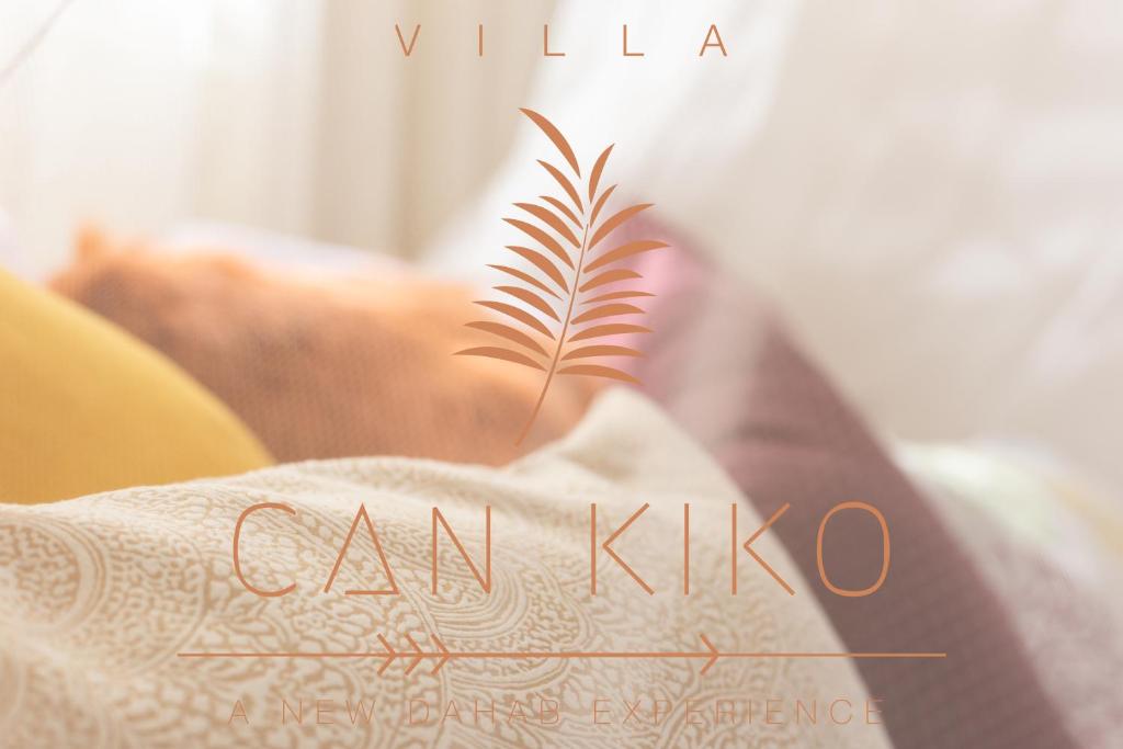 達哈布的住宿－Villa Can Kiko，坐在餐巾纸上,用字眼写字的植物能杀死人