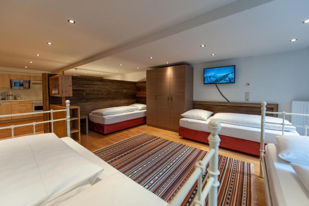Postel nebo postele na pokoji v ubytování Quality Hosts Arlberg - Hotel Bergheim