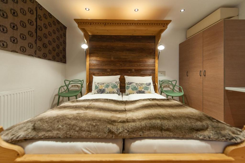 Postel nebo postele na pokoji v ubytování Quality Hosts Arlberg - Hotel Bergheim