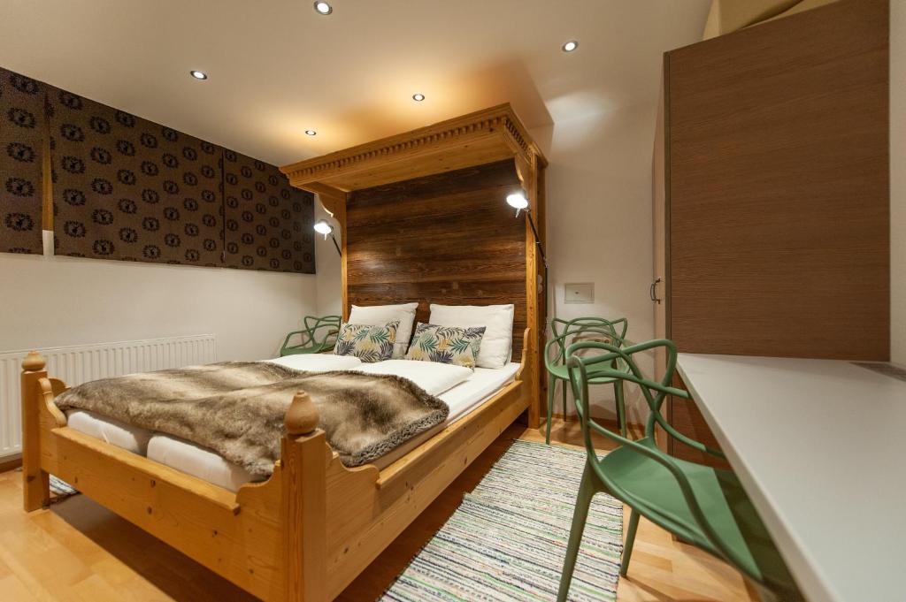 Postel nebo postele na pokoji v ubytování Quality Hosts Arlberg - Hotel Bergheim