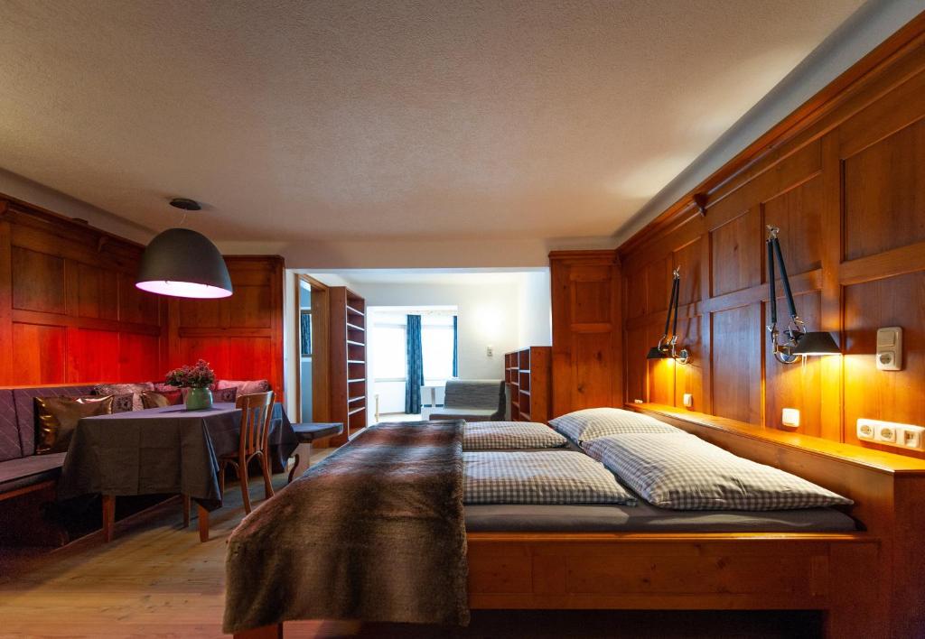 Postel nebo postele na pokoji v ubytování Quality Hosts Arlberg - Hotel Bergheim
