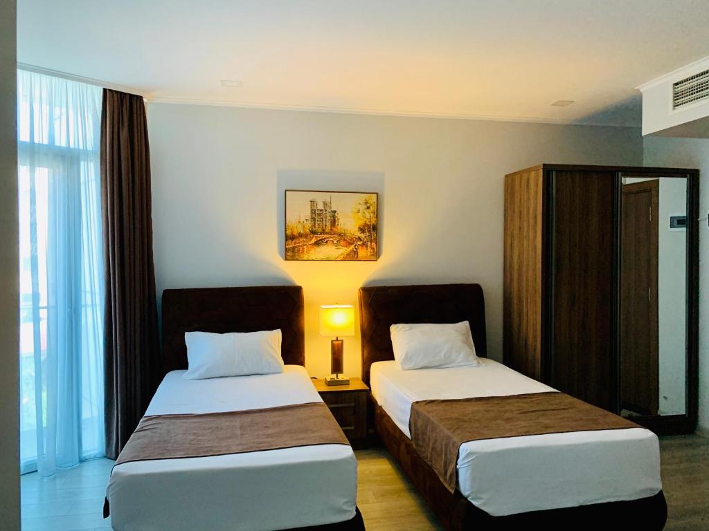 Postel nebo postele na pokoji v ubytování Hotel Tsereteli Palace