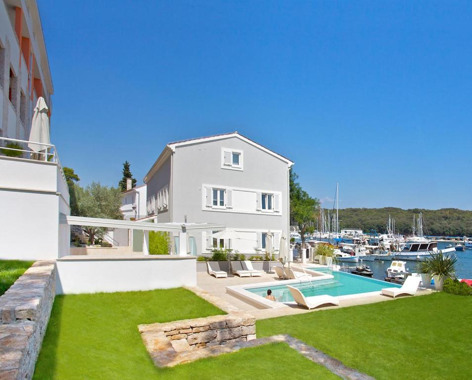 Бассейн в Ribarska Koliba Resort или поблизости