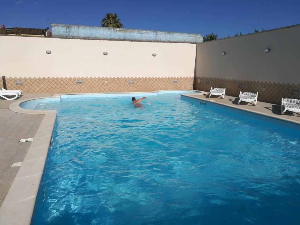 Bazén v ubytování Garden Inn nebo v jeho okolí