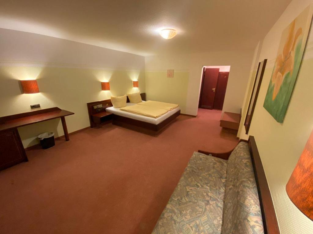 Postel nebo postele na pokoji v ubytování Hotel Goldener Löwe
