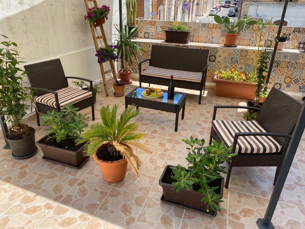 シラクーサにあるCasa Nonna Mariaのパティオ(椅子、テーブル、鉢植えの植物付)