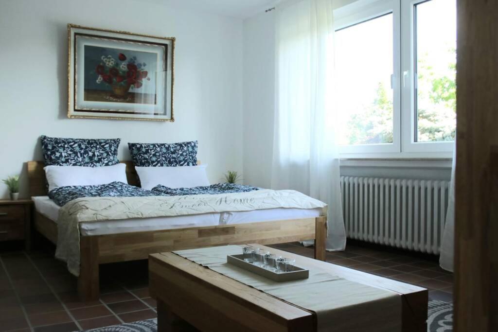 En eller flere senge i et værelse på Moderne Ferienwohnung mit privatem Eingang - ROSA