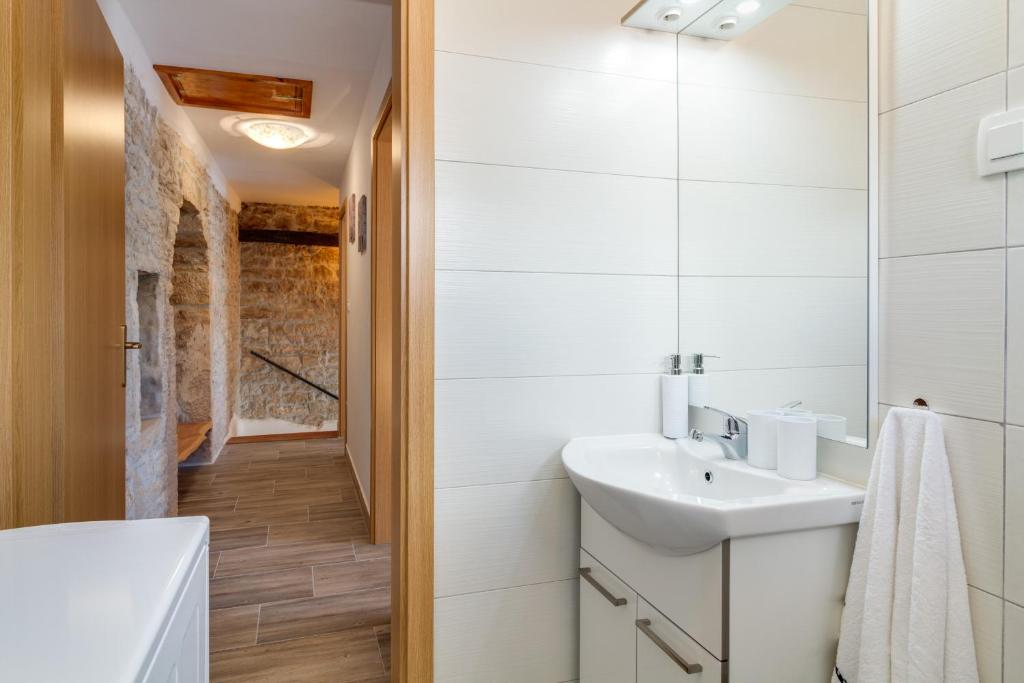 Łazienka w obiekcie Villa Zoro with a lovely garden and a private POOL in the middle of Istria