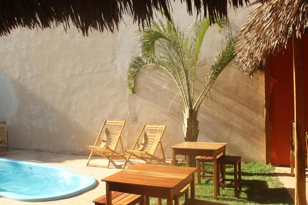 A piscina localizada em Villa Chic Hostel Pousada ou nos arredores