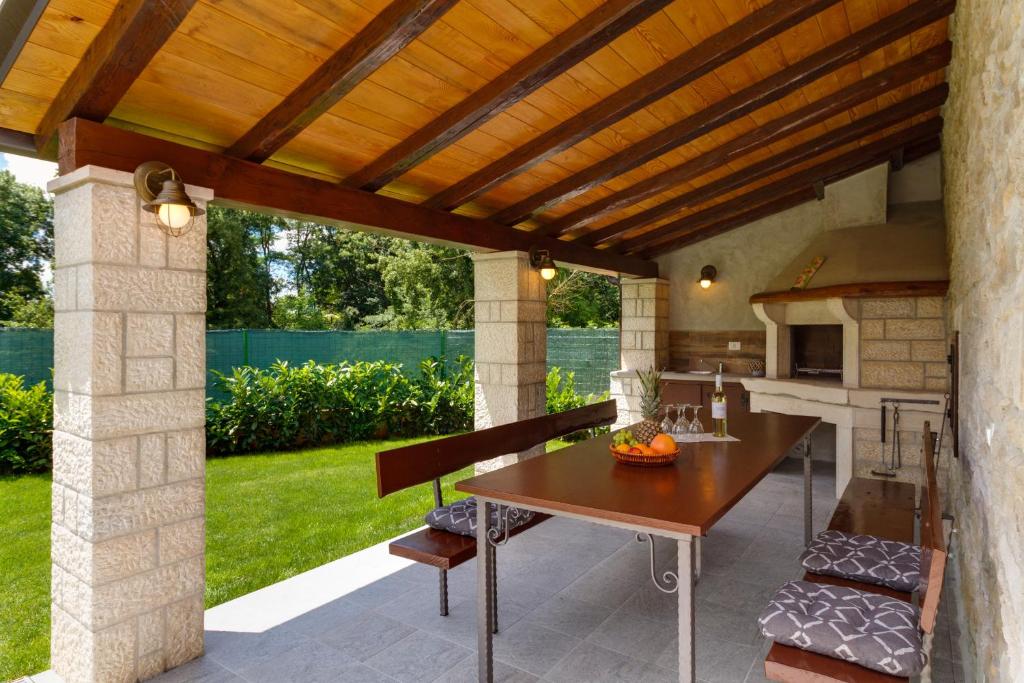Ogród w obiekcie Villa Zoro with a lovely garden and a private POOL in the middle of Istria