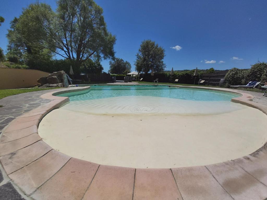 Bazén v ubytování Antico Casale Di Scansano Resort nebo v jeho okolí