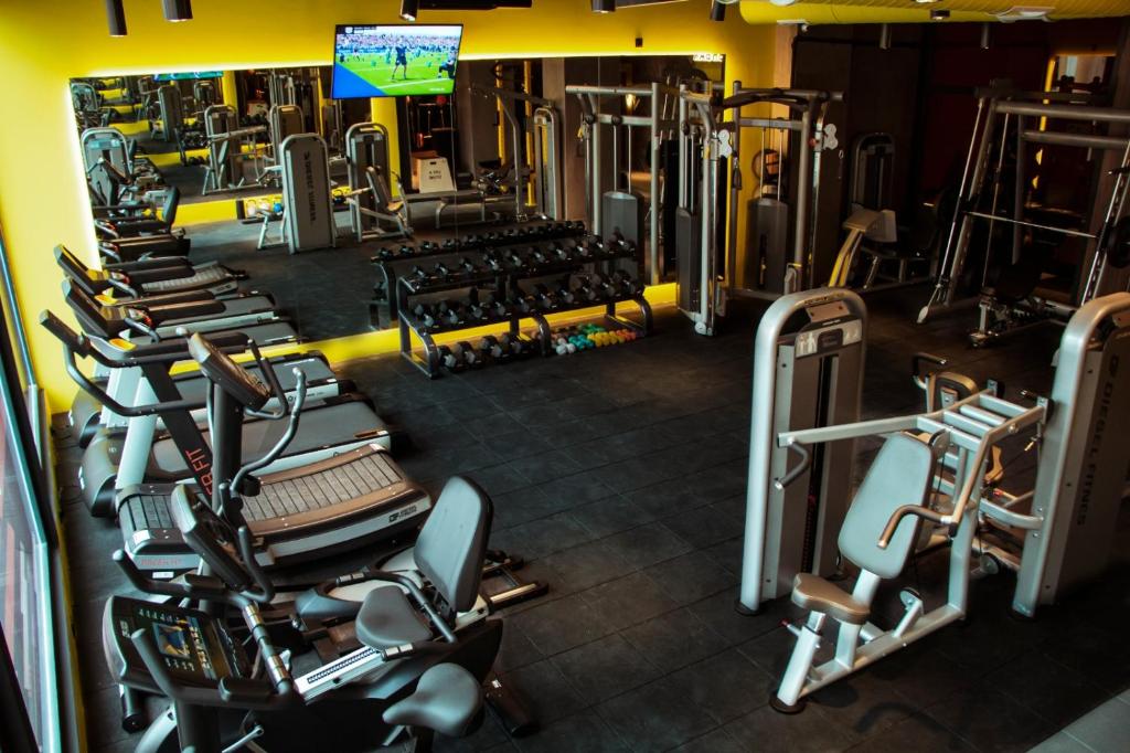Fitness centrum a/nebo fitness zařízení v ubytování Akol Hotel
