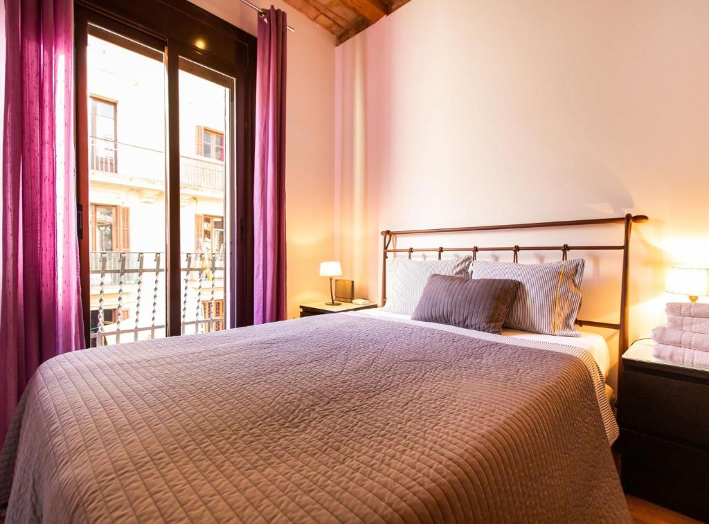 バルセロナにあるLovely apartment Poble Sec IIのベッドルーム(大型ベッド1台、窓付)