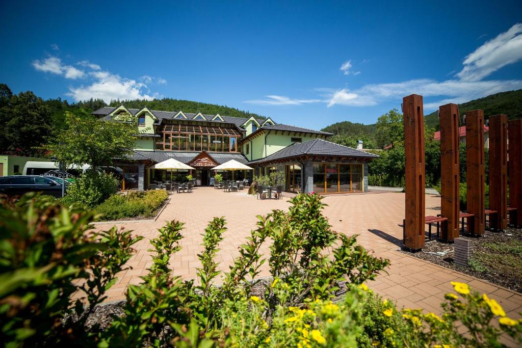 ein großes Gebäude mit einer Terrasse davor in der Unterkunft Hotel DARO in Banská Štiavnica