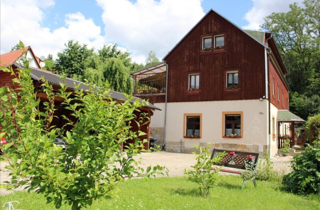 uma grande casa de madeira com um quintal em Zur alten Post em Pirna