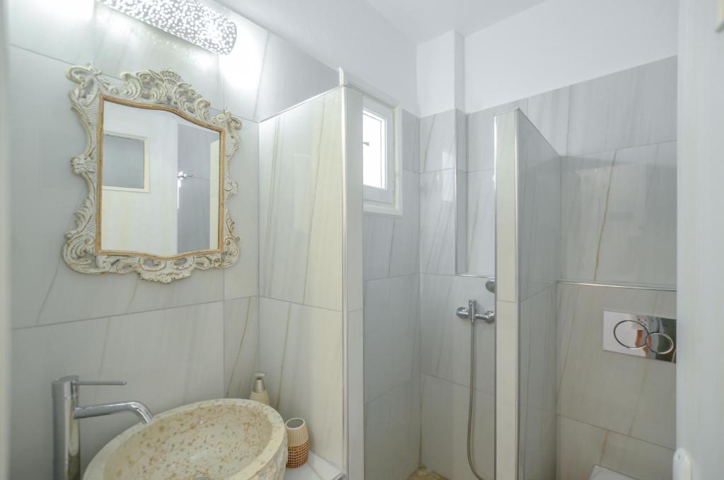 Koupelna v ubytování simos luxury apartments