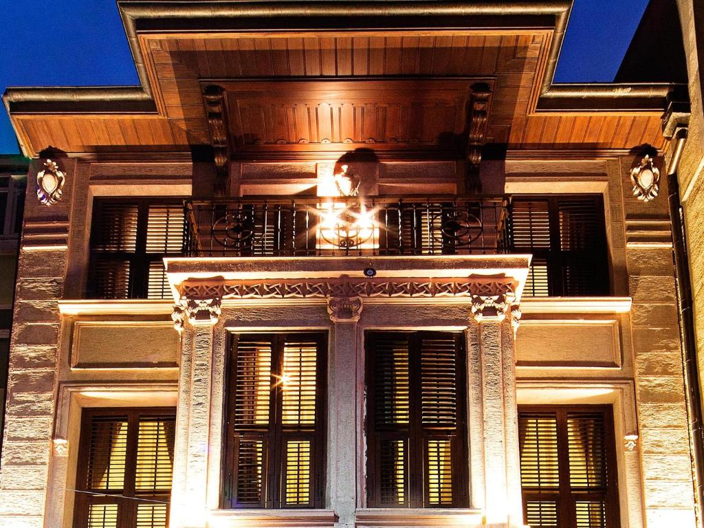 duży budynek z oknami i balkonem w obiekcie Celine Hotel - Ottoman Mansion w Stambule