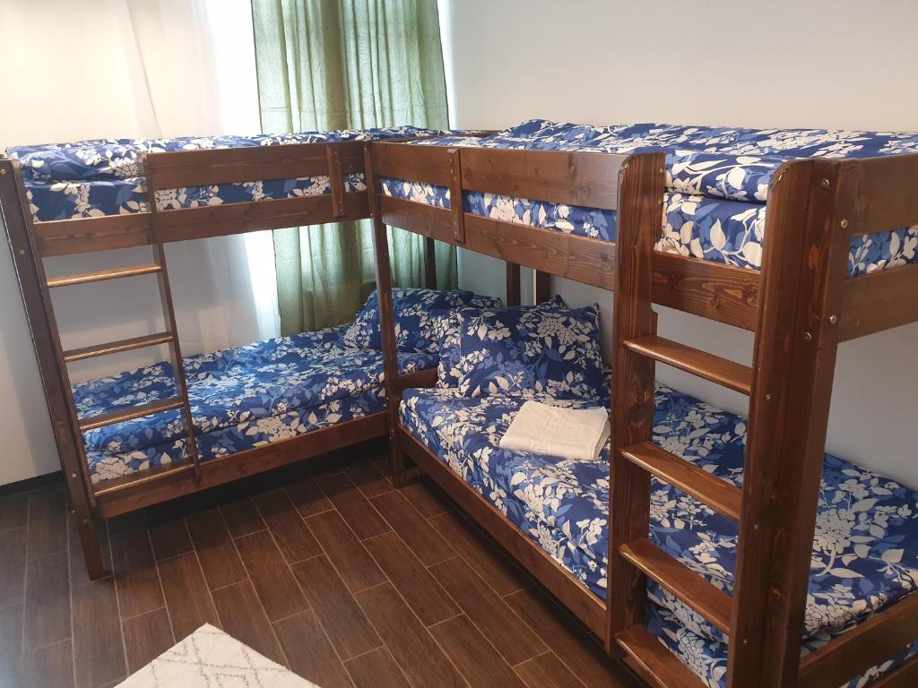 Postel nebo postele na pokoji v ubytování Vintage Downtown Hostel